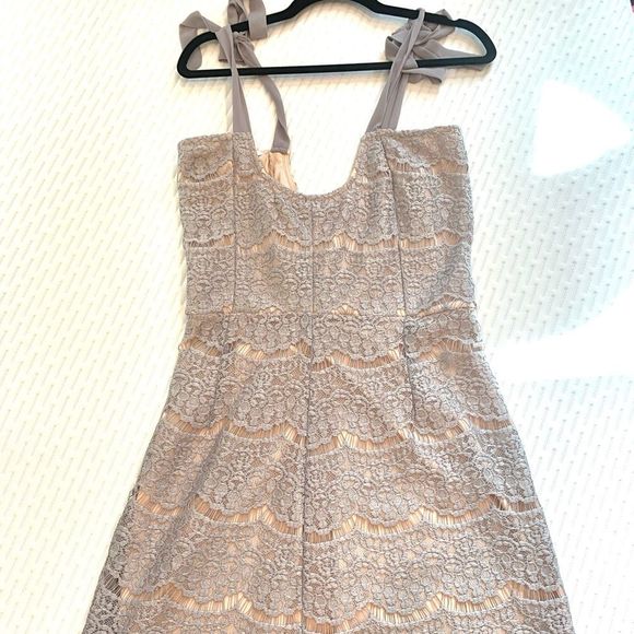 All About you a Lace Scoop Neck Tie Shoulder Shift Dress - Size 2 - Picture 2 of 4